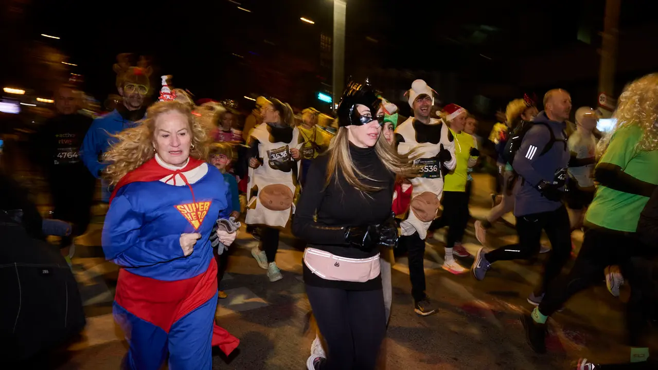 La XXXXII San Silvestre 2025 de Pamplona con un recorrido de 4,5 kil&oacute;metros por el centro de la capital navarra. PABLO LASAOSA