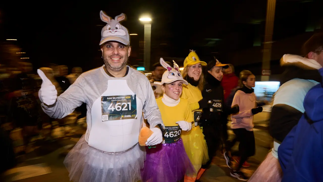 La XXXXII San Silvestre 2025 de Pamplona con un recorrido de 4,5 kil&oacute;metros por el centro de la capital navarra. PABLO LASAOSA