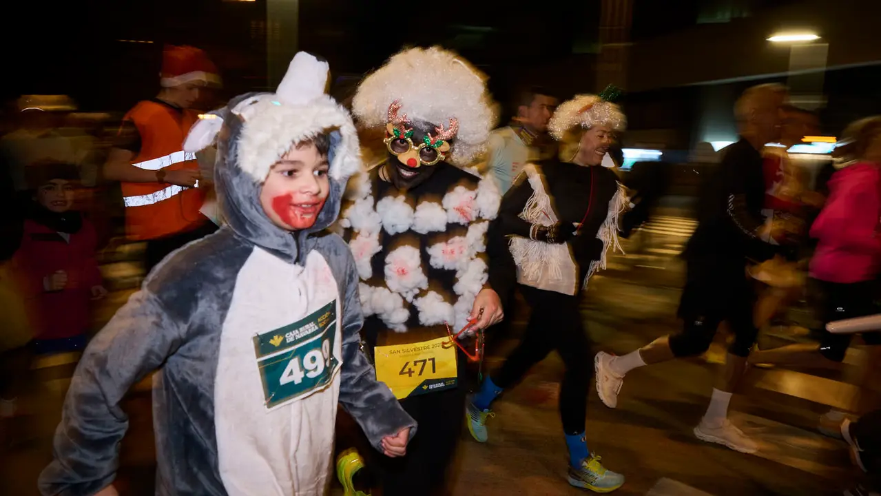 La XXXXII San Silvestre 2025 de Pamplona con un recorrido de 4,5 kil&oacute;metros por el centro de la capital navarra. PABLO LASAOSA