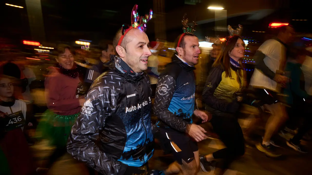 La XXXXII San Silvestre 2025 de Pamplona con un recorrido de 4,5 kil&oacute;metros por el centro de la capital navarra. PABLO LASAOSA