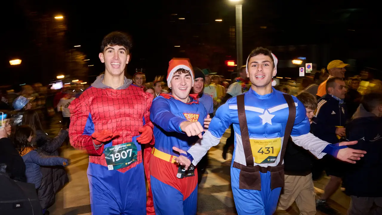 La XXXXII San Silvestre 2025 de Pamplona con un recorrido de 4,5 kil&oacute;metros por el centro de la capital navarra. PABLO LASAOSA