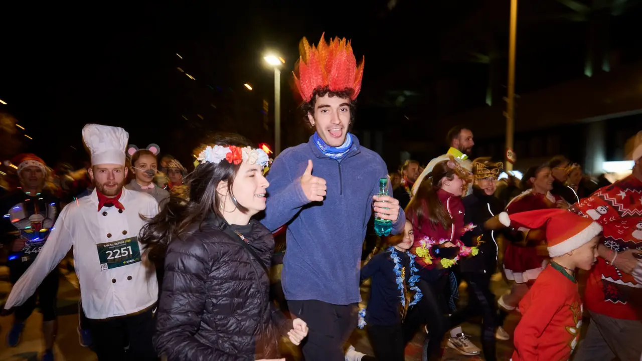 La XXXXII San Silvestre 2025 de Pamplona con un recorrido de 4,5 kil&oacute;metros por el centro de la capital navarra. PABLO LASAOSA