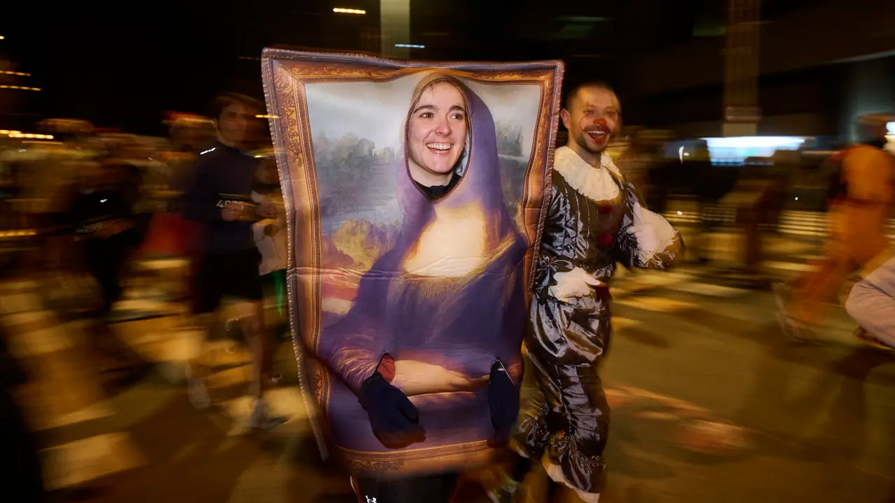 La XXXXII San Silvestre 2025 de Pamplona con un recorrido de 4,5 kil&oacute;metros por el centro de la capital navarra. PABLO LASAOSA