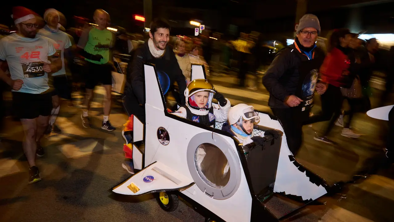 La XXXXII San Silvestre 2025 de Pamplona con un recorrido de 4,5 kil&oacute;metros por el centro de la capital navarra. PABLO LASAOSA