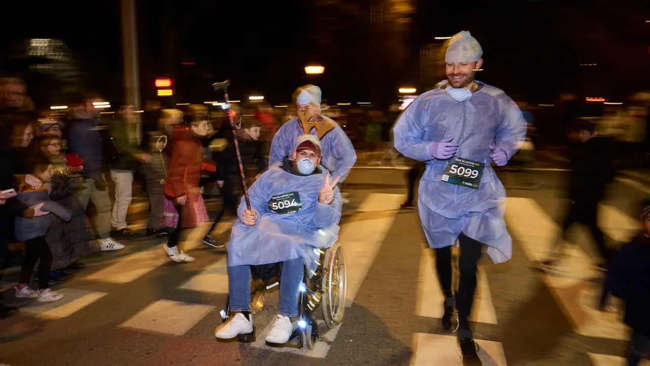 La XXXXII San Silvestre 2025 de Pamplona con un recorrido de 4,5 kil&oacute;metros por el centro de la capital navarra. PABLO LASAOSA