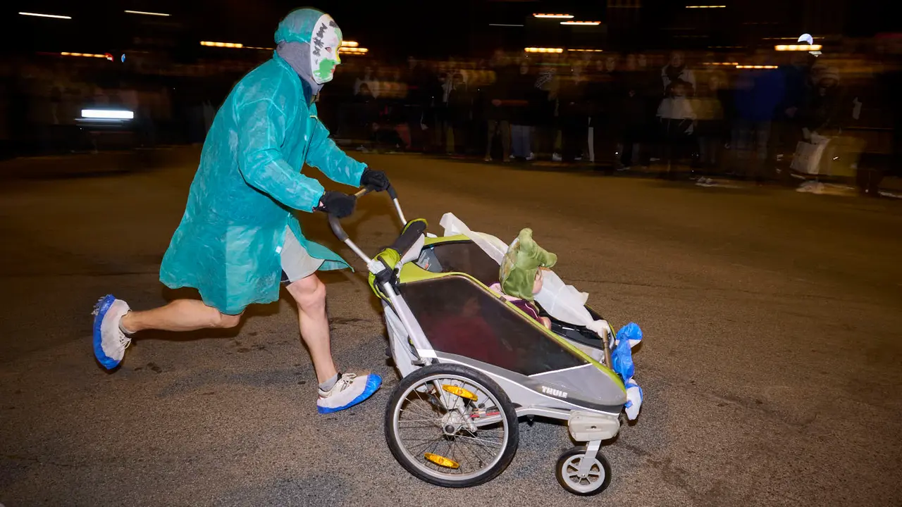 La XXXXII San Silvestre 2025 de Pamplona con un recorrido de 4,5 kil&oacute;metros por el centro de la capital navarra. PABLO LASAOSA