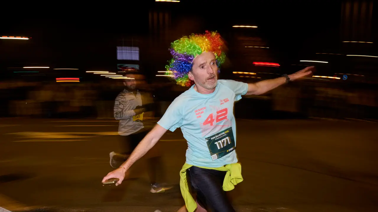 La XXXXII San Silvestre 2025 de Pamplona con un recorrido de 4,5 kil&oacute;metros por el centro de la capital navarra. PABLO LASAOSA