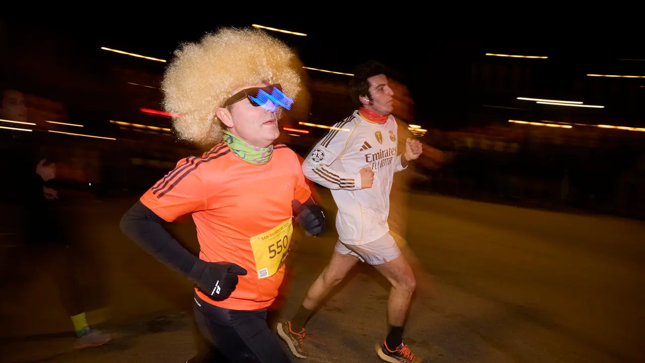 La XXXXII San Silvestre 2025 de Pamplona con un recorrido de 4,5 kil&oacute;metros por el centro de la capital navarra. PABLO LASAOSA