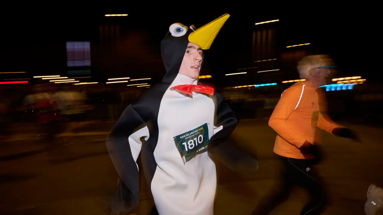 La XXXXII San Silvestre 2025 de Pamplona con un recorrido de 4,5 kil&oacute;metros por el centro de la capital navarra. PABLO LASAOSA