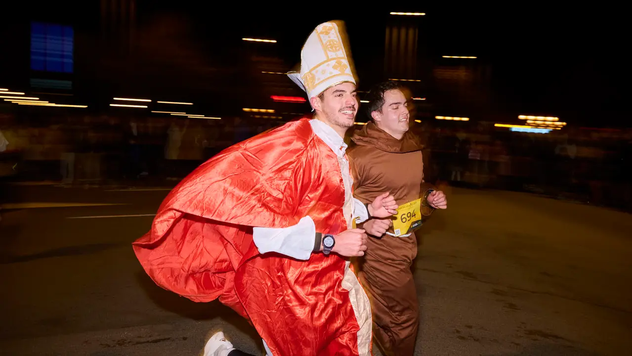La XXXXII San Silvestre 2025 de Pamplona con un recorrido de 4,5 kil&oacute;metros por el centro de la capital navarra. PABLO LASAOSA