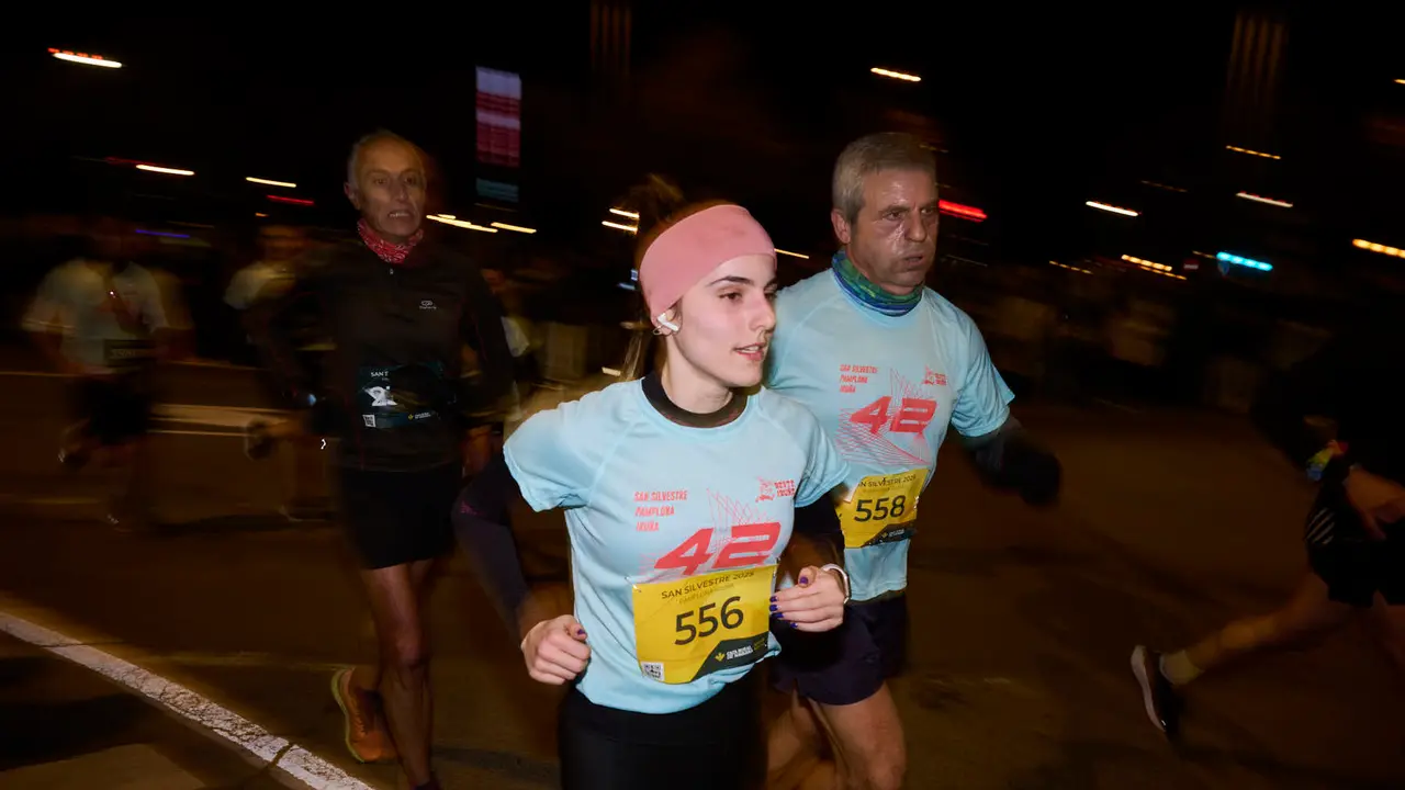 La XXXXII San Silvestre 2025 de Pamplona con un recorrido de 4,5 kil&oacute;metros por el centro de la capital navarra. PABLO LASAOSA