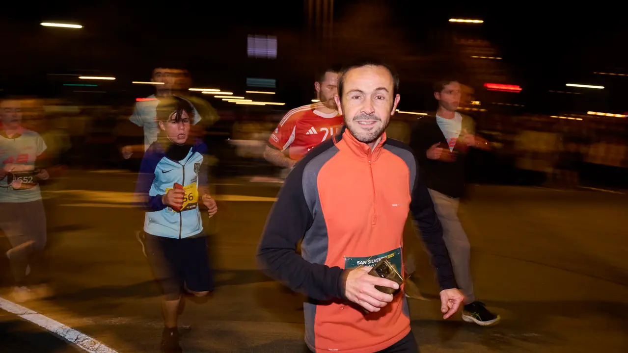 La XXXXII San Silvestre 2025 de Pamplona con un recorrido de 4,5 kil&oacute;metros por el centro de la capital navarra. PABLO LASAOSA