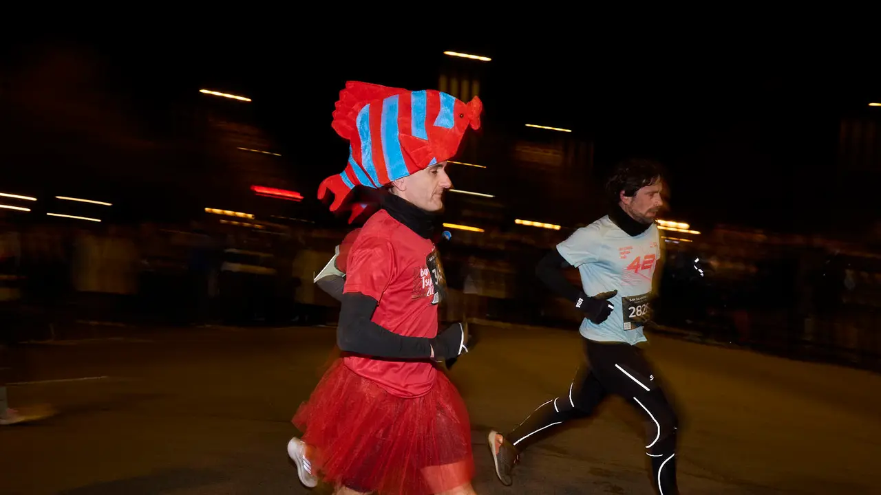 La XXXXII San Silvestre 2025 de Pamplona con un recorrido de 4,5 kil&oacute;metros por el centro de la capital navarra. PABLO LASAOSA