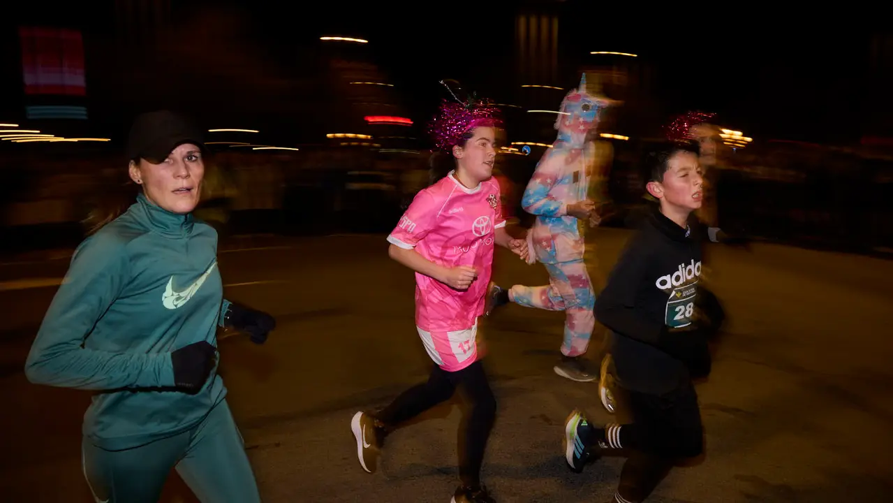 La XXXXII San Silvestre 2025 de Pamplona con un recorrido de 4,5 kil&oacute;metros por el centro de la capital navarra. PABLO LASAOSA