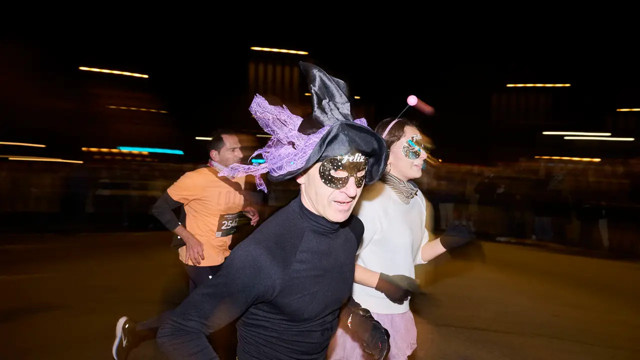 La XXXXII San Silvestre 2025 de Pamplona con un recorrido de 4,5 kil&oacute;metros por el centro de la capital navarra. PABLO LASAOSA