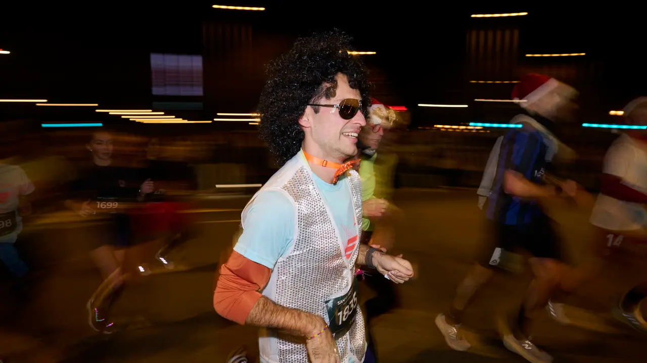 La XXXXII San Silvestre 2025 de Pamplona con un recorrido de 4,5 kil&oacute;metros por el centro de la capital navarra. PABLO LASAOSA