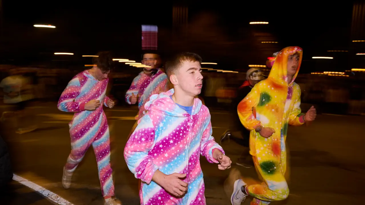 La XXXXII San Silvestre 2025 de Pamplona con un recorrido de 4,5 kil&oacute;metros por el centro de la capital navarra. PABLO LASAOSA