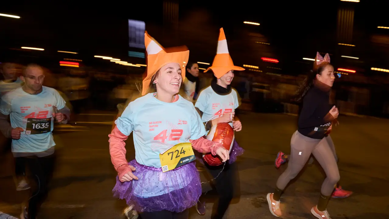 La XXXXII San Silvestre 2025 de Pamplona con un recorrido de 4,5 kil&oacute;metros por el centro de la capital navarra. PABLO LASAOSA