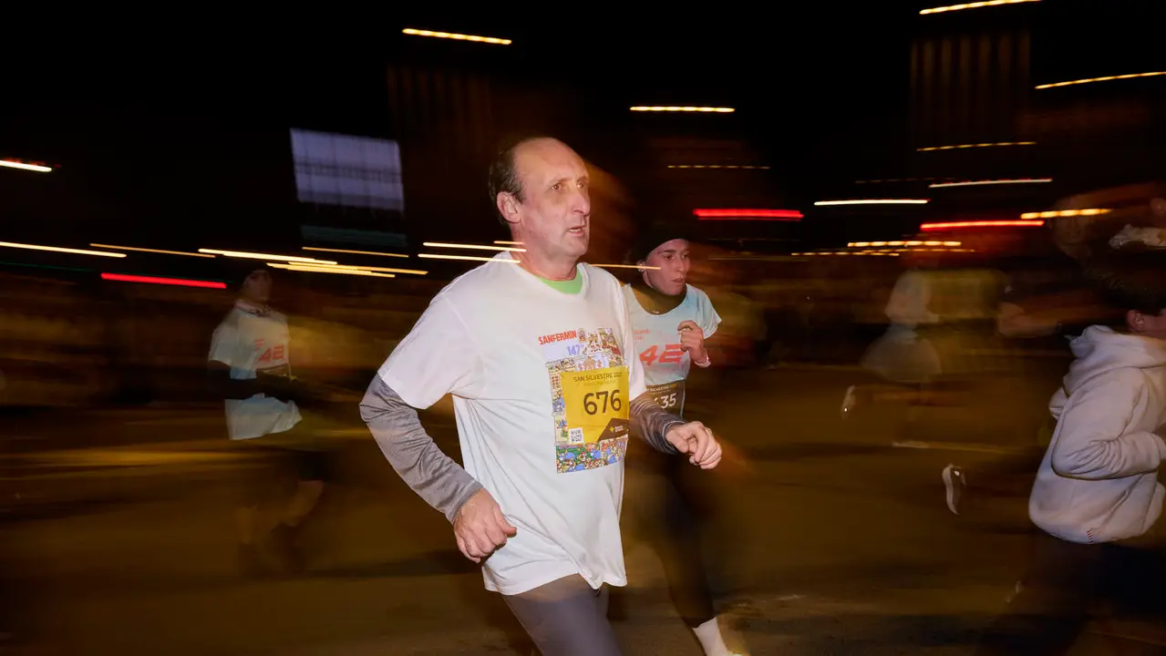 La XXXXII San Silvestre 2025 de Pamplona con un recorrido de 4,5 kil&oacute;metros por el centro de la capital navarra. PABLO LASAOSA
