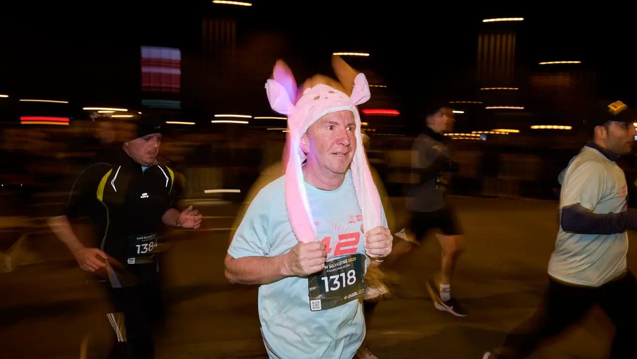 La XXXXII San Silvestre 2025 de Pamplona con un recorrido de 4,5 kil&oacute;metros por el centro de la capital navarra. PABLO LASAOSA