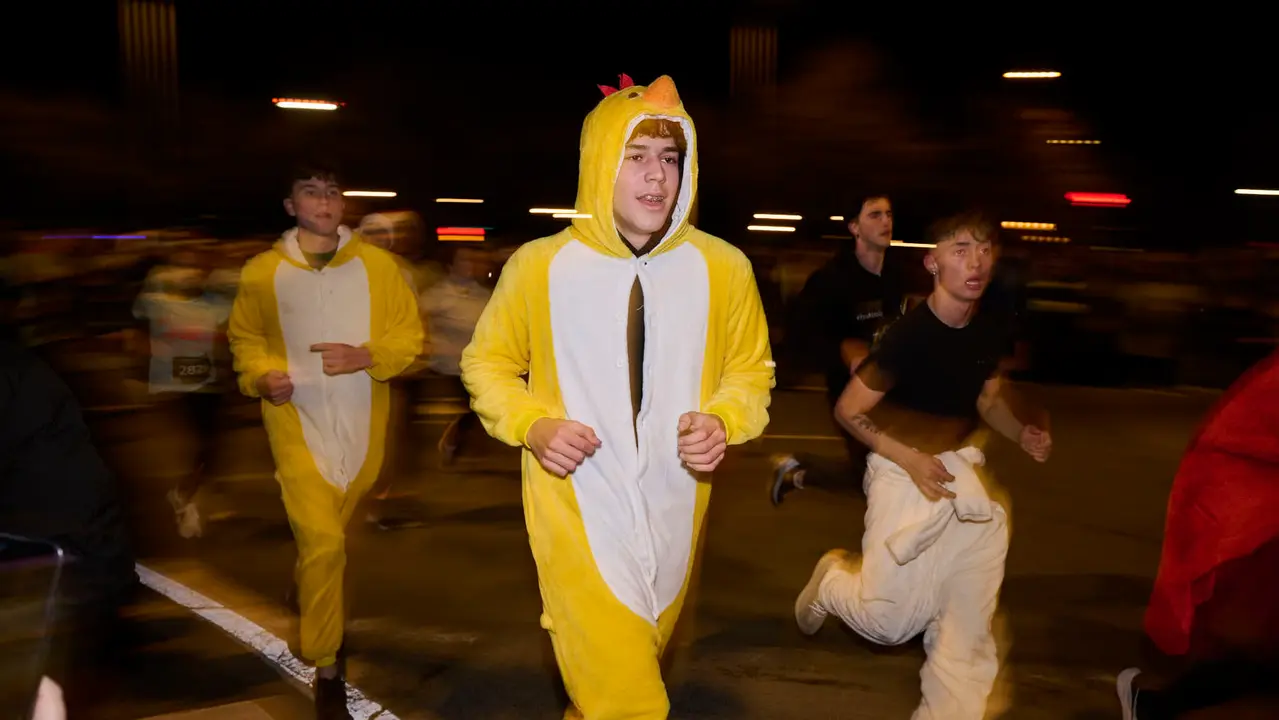 La XXXXII San Silvestre 2025 de Pamplona con un recorrido de 4,5 kil&oacute;metros por el centro de la capital navarra. PABLO LASAOSA