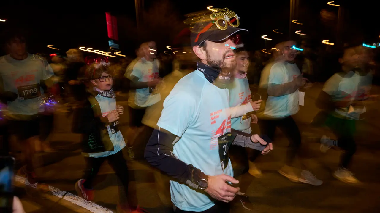 La XXXXII San Silvestre 2025 de Pamplona con un recorrido de 4,5 kil&oacute;metros por el centro de la capital navarra. PABLO LASAOSA