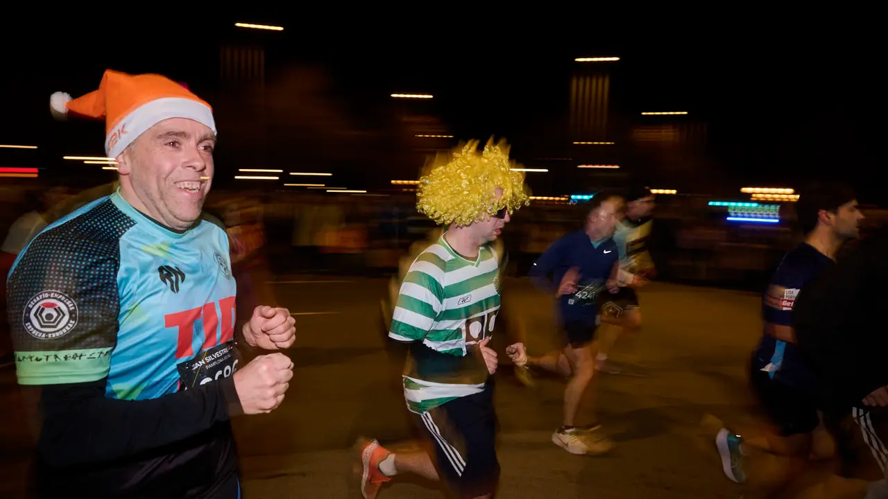 La XXXXII San Silvestre 2025 de Pamplona con un recorrido de 4,5 kil&oacute;metros por el centro de la capital navarra. PABLO LASAOSA