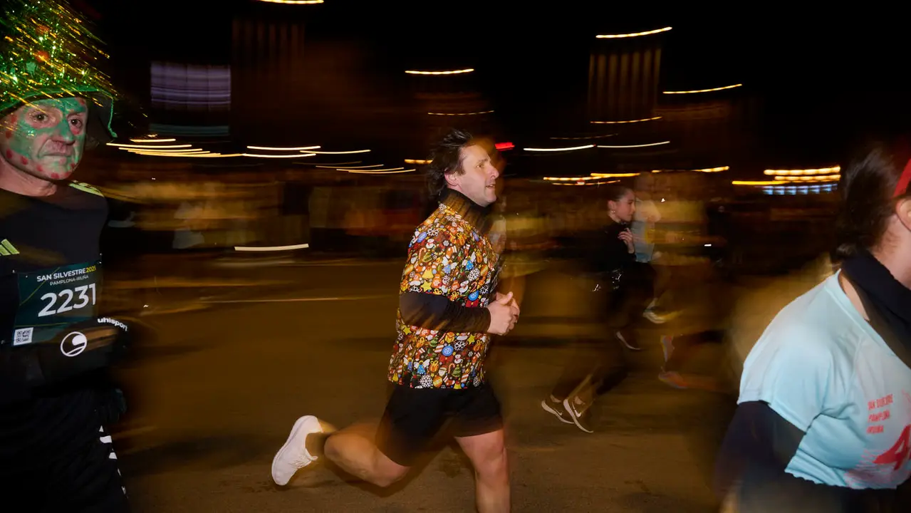 La XXXXII San Silvestre 2025 de Pamplona con un recorrido de 4,5 kil&oacute;metros por el centro de la capital navarra. PABLO LASAOSA