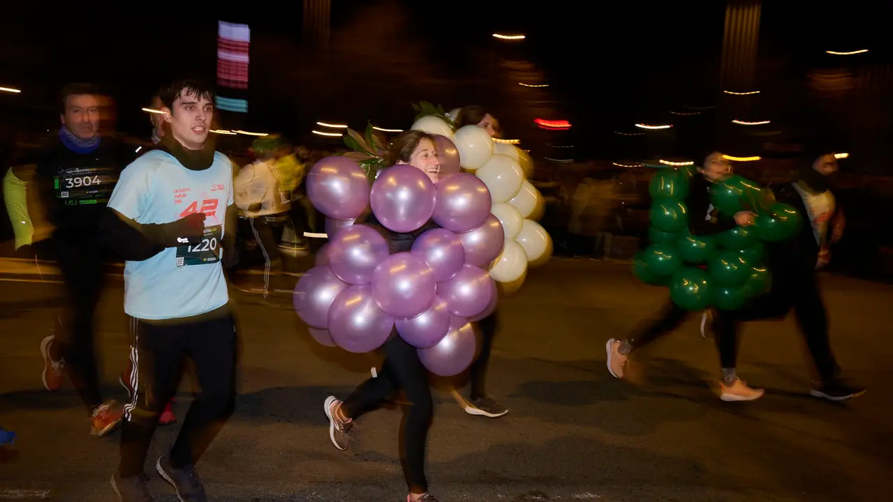 La XXXXII San Silvestre 2025 de Pamplona con un recorrido de 4,5 kil&oacute;metros por el centro de la capital navarra. PABLO LASAOSA