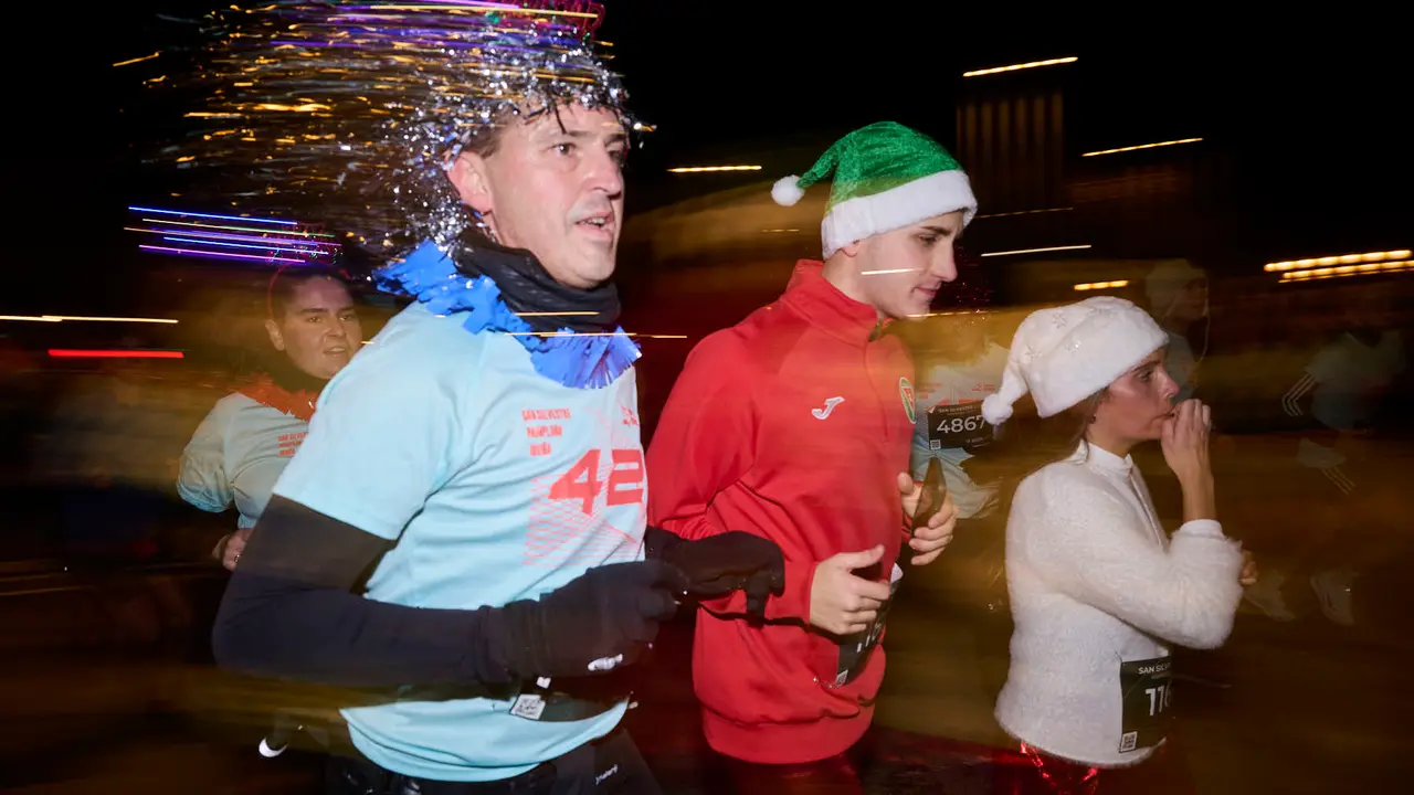 La XXXXII San Silvestre 2025 de Pamplona con un recorrido de 4,5 kil&oacute;metros por el centro de la capital navarra. PABLO LASAOSA