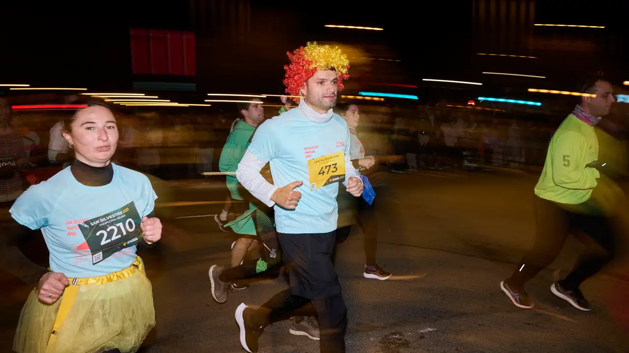 La XXXXII San Silvestre 2025 de Pamplona con un recorrido de 4,5 kil&oacute;metros por el centro de la capital navarra. PABLO LASAOSA