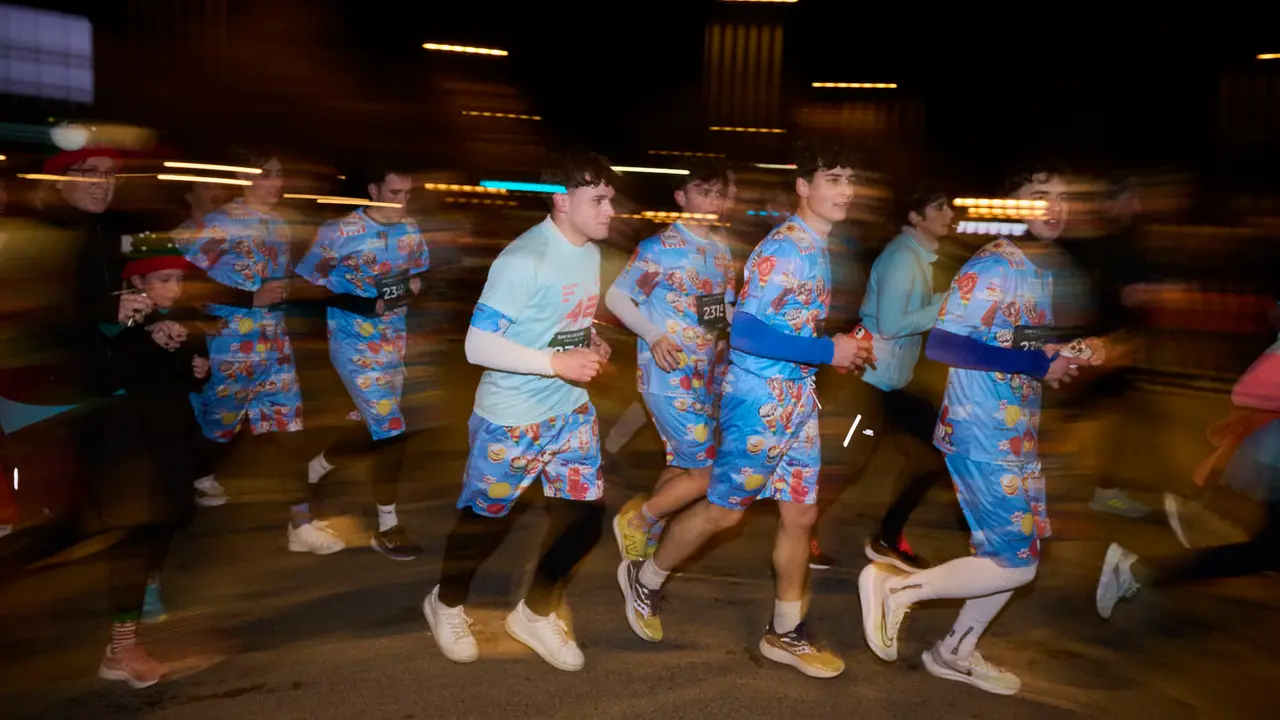 La XXXXII San Silvestre 2025 de Pamplona con un recorrido de 4,5 kil&oacute;metros por el centro de la capital navarra. PABLO LASAOSA