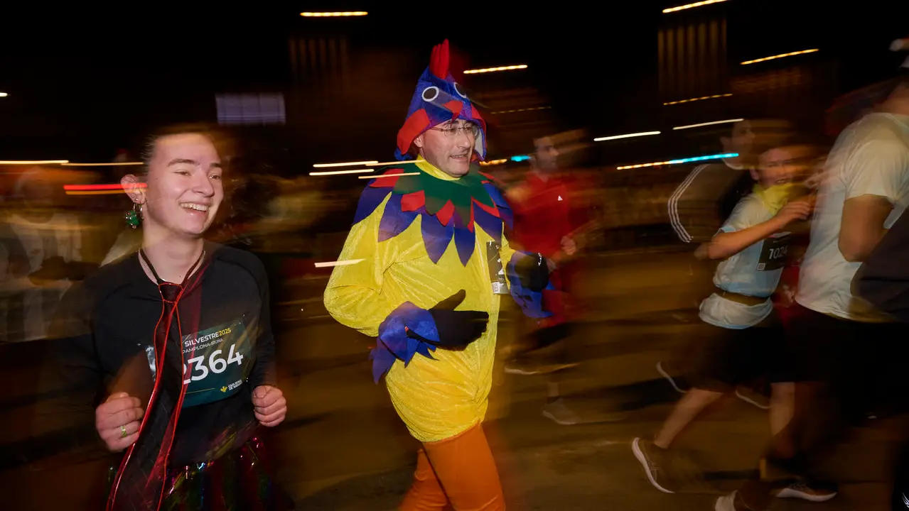 La XXXXII San Silvestre 2025 de Pamplona con un recorrido de 4,5 kil&oacute;metros por el centro de la capital navarra. PABLO LASAOSA