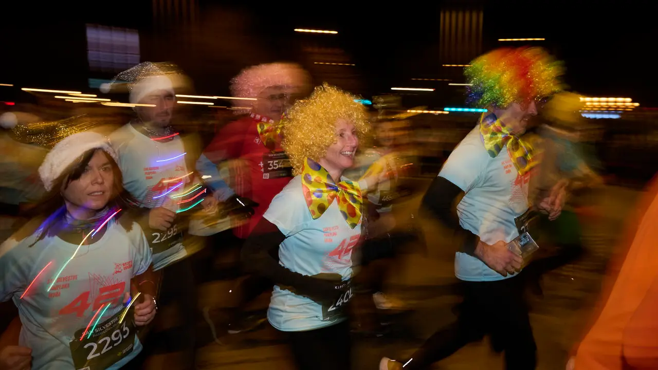 La XXXXII San Silvestre 2025 de Pamplona con un recorrido de 4,5 kil&oacute;metros por el centro de la capital navarra. PABLO LASAOSA