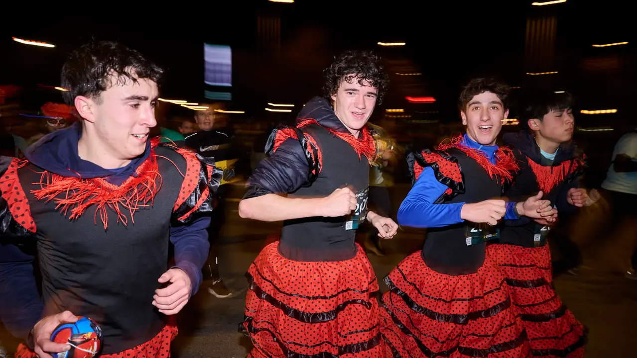 La XXXXII San Silvestre 2025 de Pamplona con un recorrido de 4,5 kil&oacute;metros por el centro de la capital navarra. PABLO LASAOSA