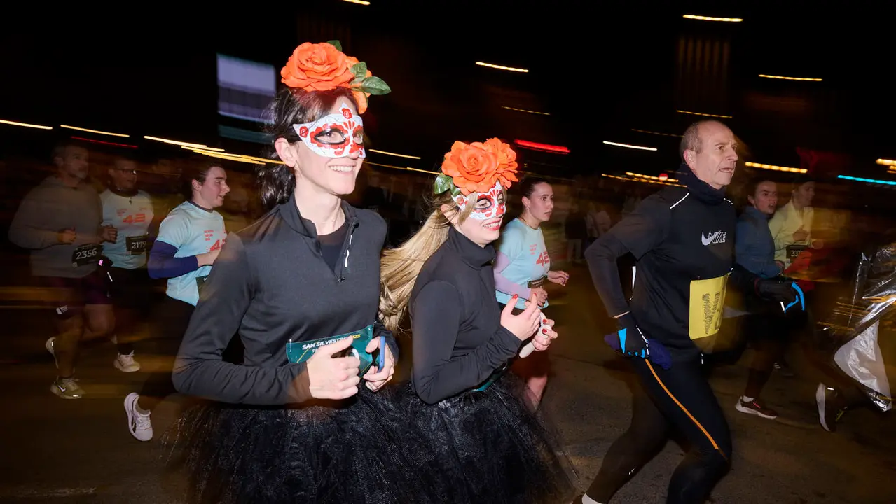 La XXXXII San Silvestre 2025 de Pamplona con un recorrido de 4,5 kil&oacute;metros por el centro de la capital navarra. PABLO LASAOSA