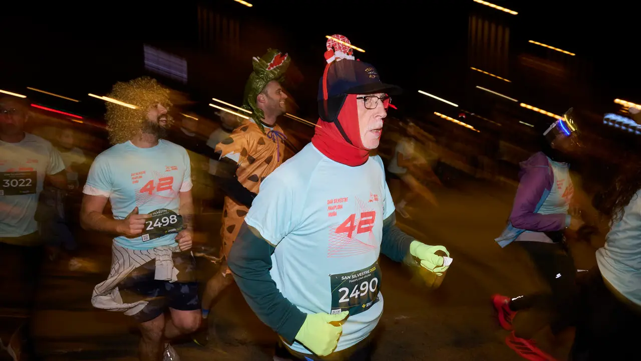 La XXXXII San Silvestre 2025 de Pamplona con un recorrido de 4,5 kil&oacute;metros por el centro de la capital navarra. PABLO LASAOSA