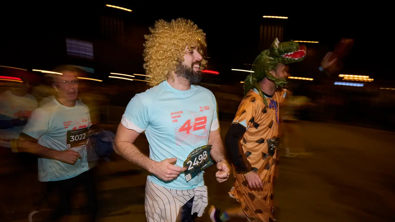 La XXXXII San Silvestre 2025 de Pamplona con un recorrido de 4,5 kil&oacute;metros por el centro de la capital navarra. PABLO LASAOSA