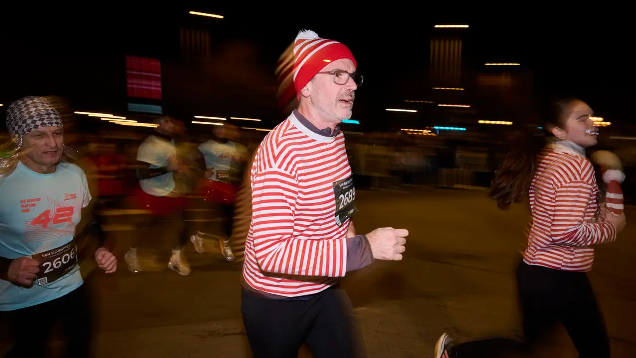 La XXXXII San Silvestre 2025 de Pamplona con un recorrido de 4,5 kil&oacute;metros por el centro de la capital navarra. PABLO LASAOSA
