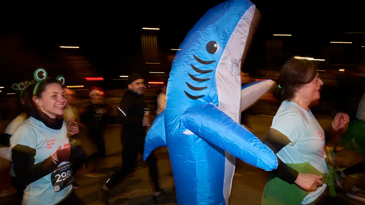 La XXXXII San Silvestre 2025 de Pamplona con un recorrido de 4,5 kil&oacute;metros por el centro de la capital navarra. PABLO LASAOSA