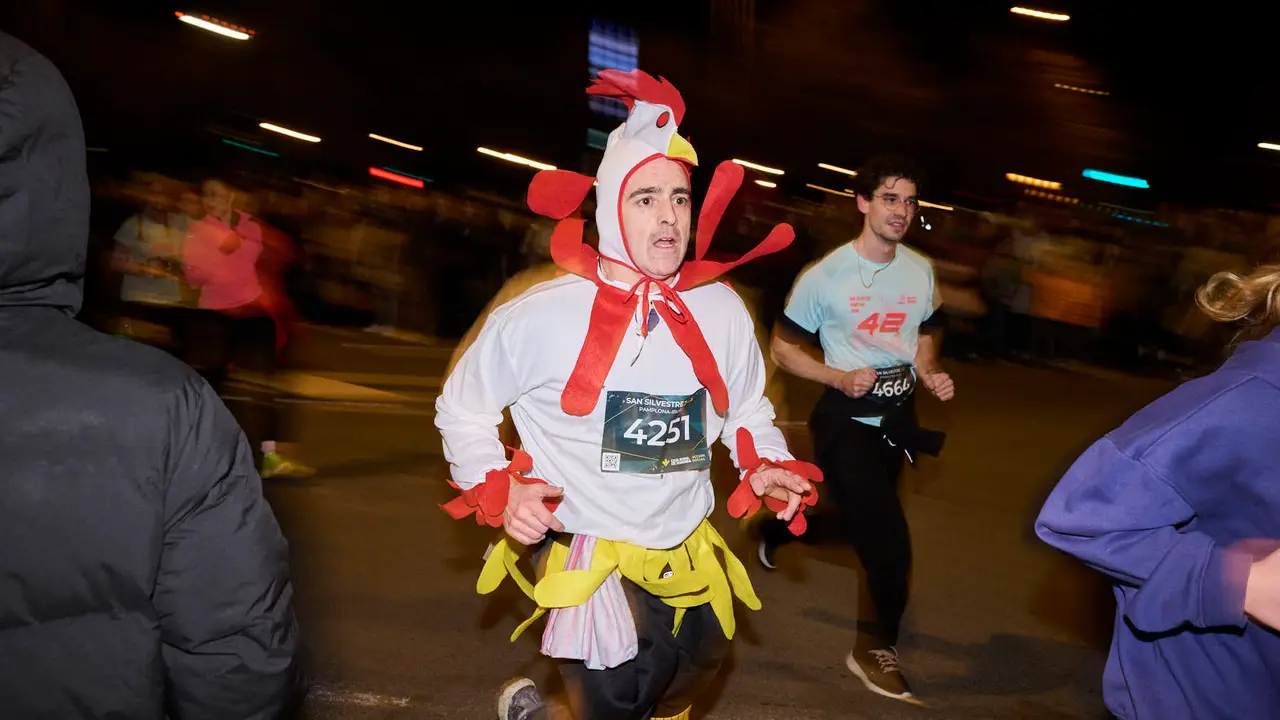 La XXXXII San Silvestre 2025 de Pamplona con un recorrido de 4,5 kil&oacute;metros por el centro de la capital navarra. PABLO LASAOSA