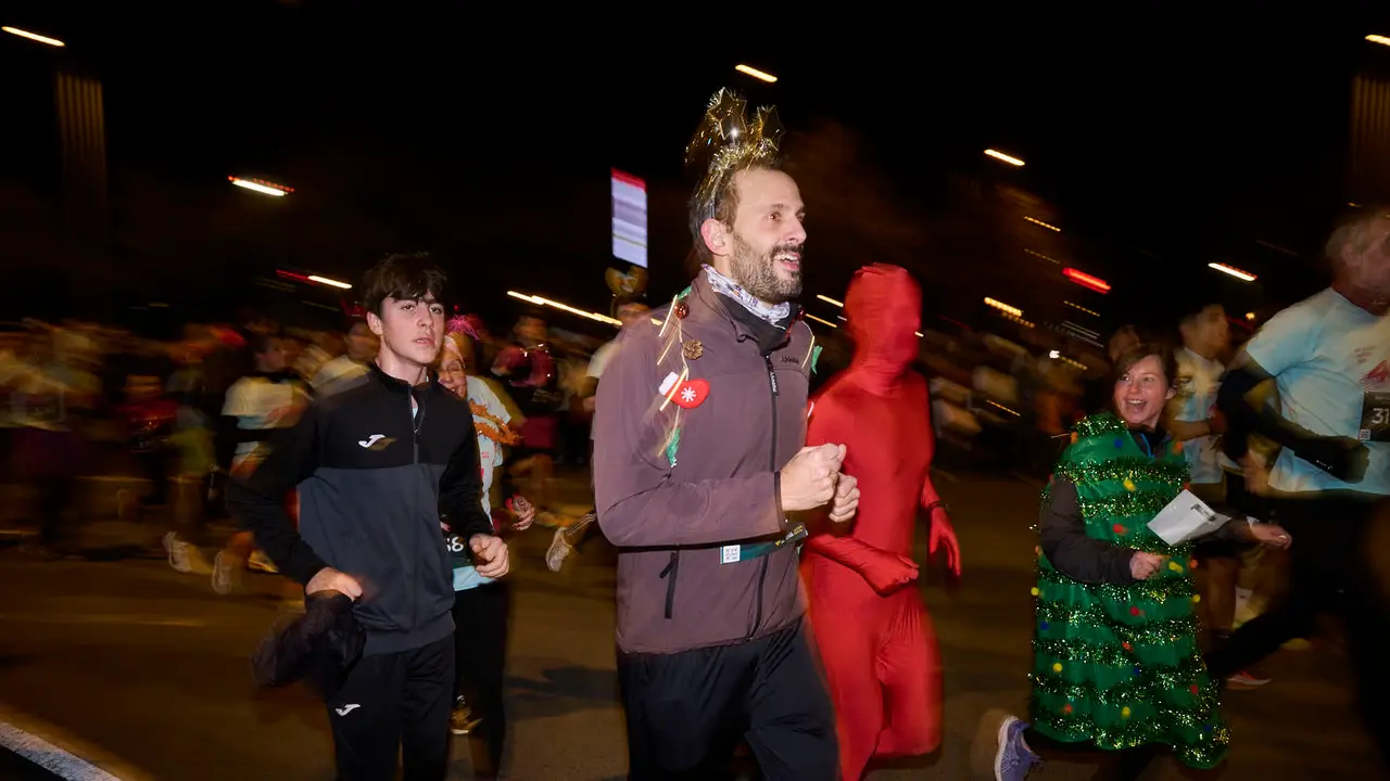 La XXXXII San Silvestre 2025 de Pamplona con un recorrido de 4,5 kil&oacute;metros por el centro de la capital navarra. PABLO LASAOSA