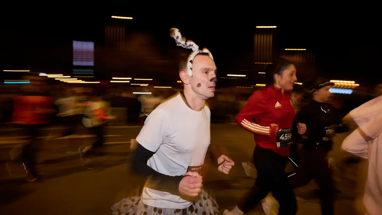 La XXXXII San Silvestre 2025 de Pamplona con un recorrido de 4,5 kil&oacute;metros por el centro de la capital navarra. PABLO LASAOSA