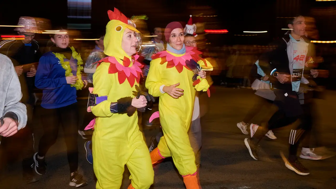 La XXXXII San Silvestre 2025 de Pamplona con un recorrido de 4,5 kil&oacute;metros por el centro de la capital navarra. PABLO LASAOSA