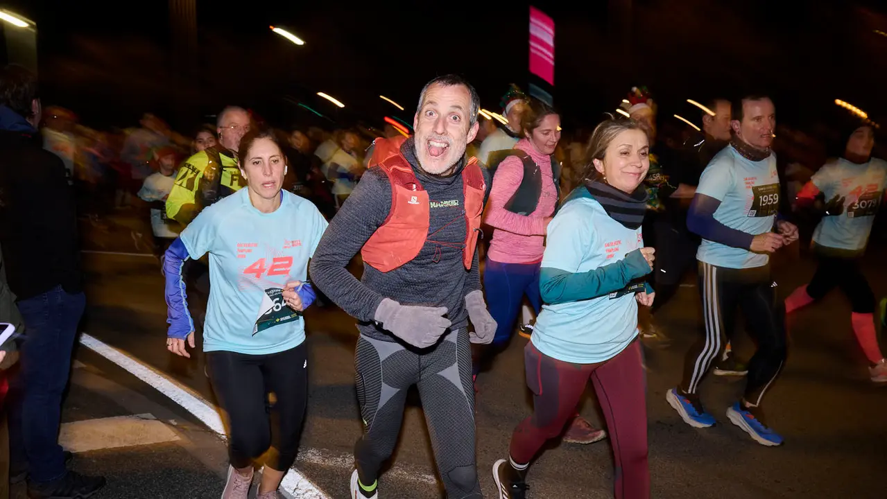 La XXXXII San Silvestre 2025 de Pamplona con un recorrido de 4,5 kil&oacute;metros por el centro de la capital navarra. PABLO LASAOSA