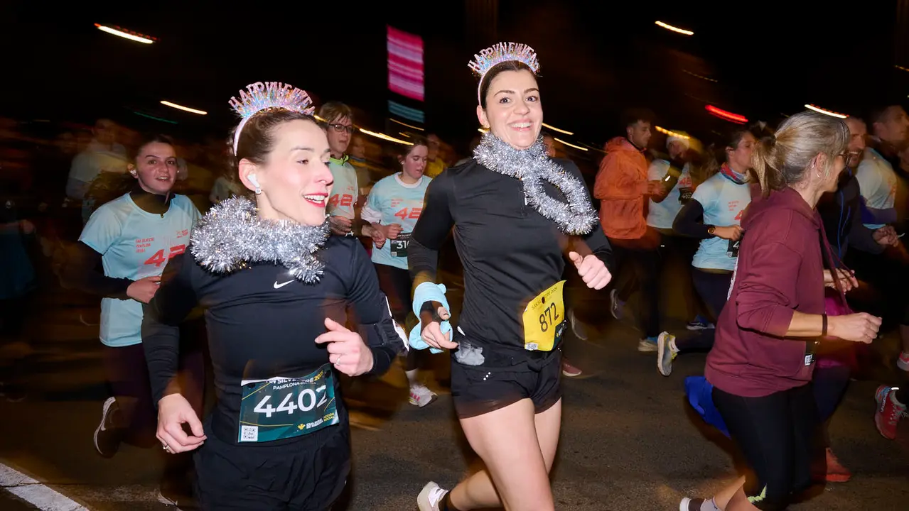 La XXXXII San Silvestre 2025 de Pamplona con un recorrido de 4,5 kil&oacute;metros por el centro de la capital navarra. PABLO LASAOSA