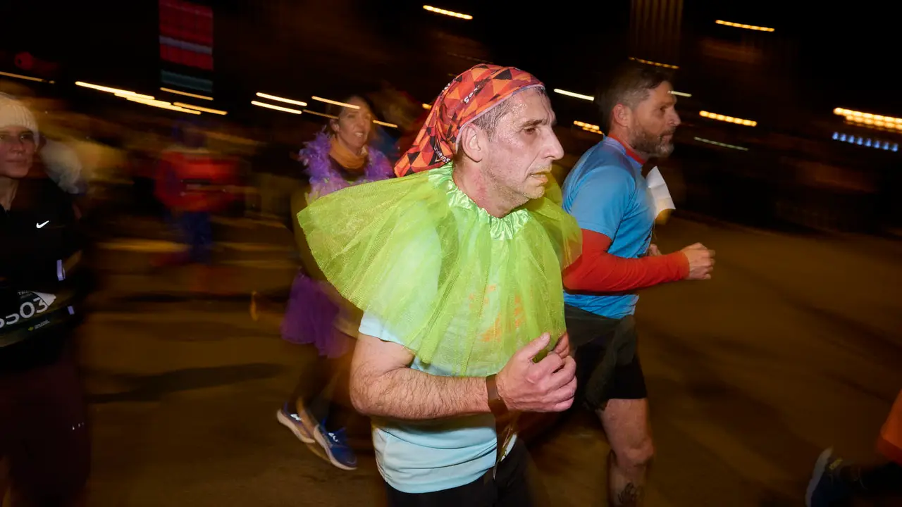 La XXXXII San Silvestre 2025 de Pamplona con un recorrido de 4,5 kil&oacute;metros por el centro de la capital navarra. PABLO LASAOSA