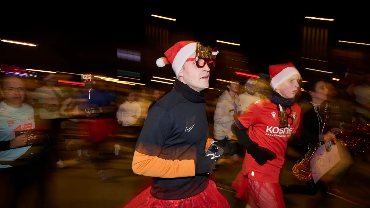 La XXXXII San Silvestre 2025 de Pamplona con un recorrido de 4,5 kil&oacute;metros por el centro de la capital navarra. PABLO LASAOSA