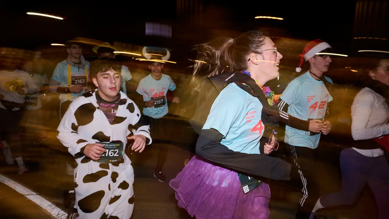 La XXXXII San Silvestre 2025 de Pamplona con un recorrido de 4,5 kil&oacute;metros por el centro de la capital navarra. PABLO LASAOSA