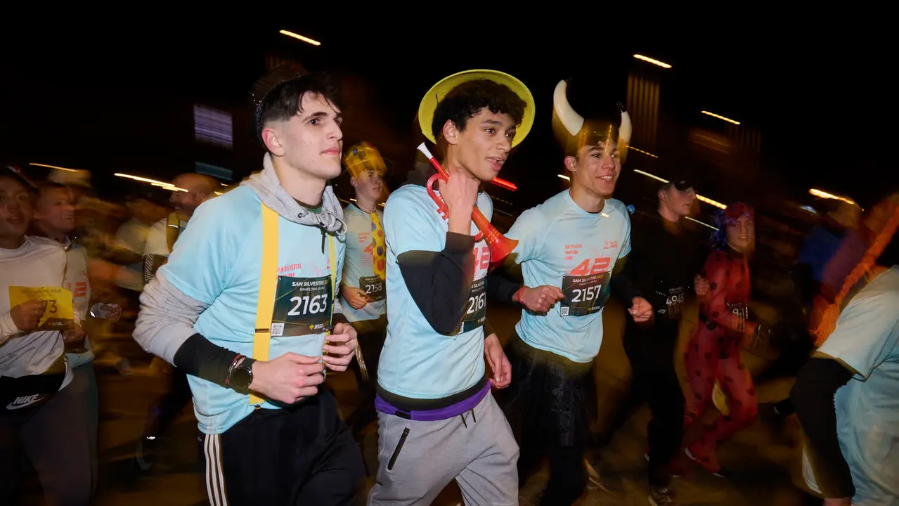 La XXXXII San Silvestre 2025 de Pamplona con un recorrido de 4,5 kil&oacute;metros por el centro de la capital navarra. PABLO LASAOSA